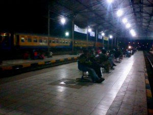 Suasana stasiun Padalarang saat Maghrib