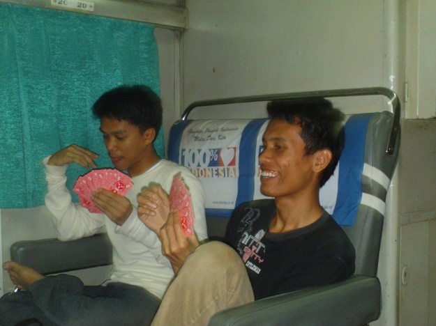 Main kartu di dalam kereta