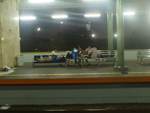 Menginap di stasiun Gambir