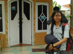 Haryus di depan rumah penginapan