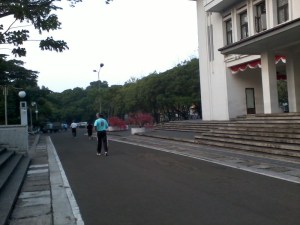 Orang-orang jogging di area balai kota