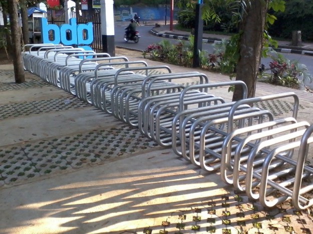 Parkir Sepeda Depan Baksil