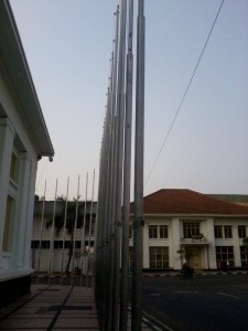 Tiang-tiang bendera Gedung Merdeka
