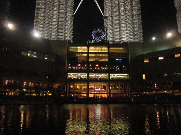 Suria Mall dengan background Petronas Twin Towers