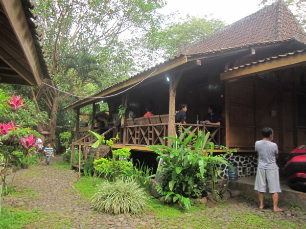 Suasana pagi di Kaki Langit Camp