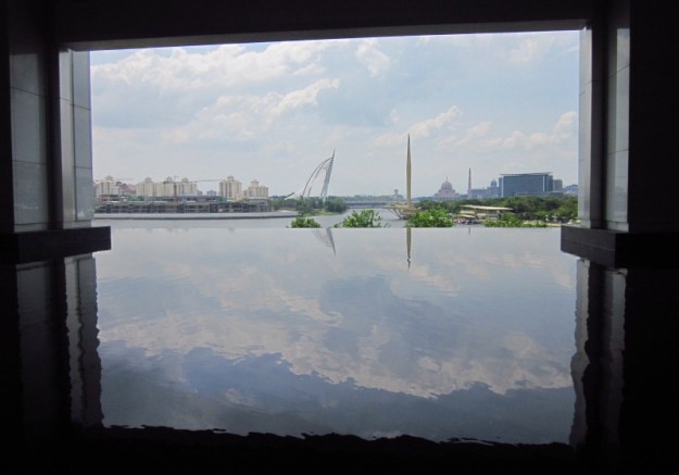 Pemandangan danau dari dalam masjid