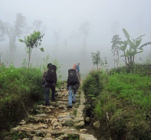 Jalan mendaki dan berkabut