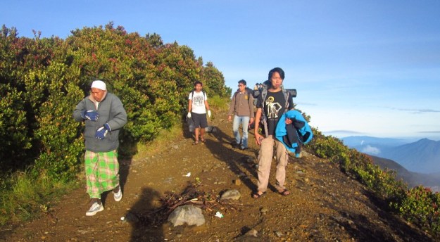 Jalan di puncak Gede