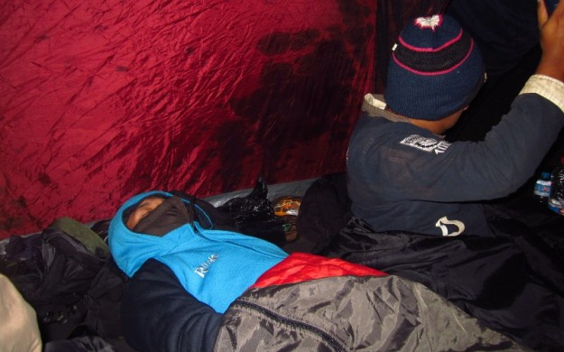 Kang Ady mulai tidur dan Rizky masih berjaga