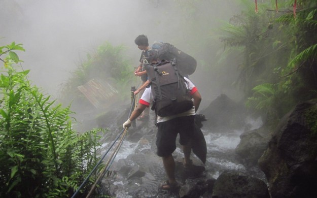 Menyeberangi sungai air panas