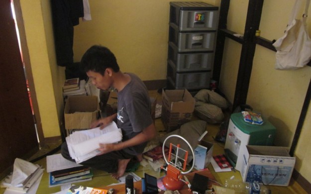 Khairul menyortir barang-barangnya