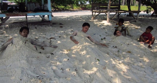 Menguburkan diri di pasir pantai