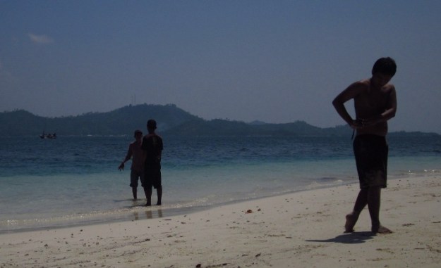 Putih dan lembutnya pantai Kelagian