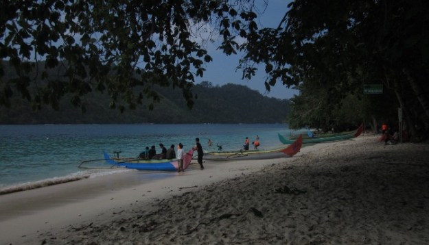 Suasana pantai Pulau Kelapa