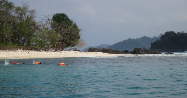 Beberapa orang tampak sedang snorkeling
