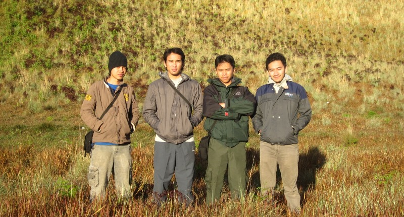 Berempat dengan background bukit