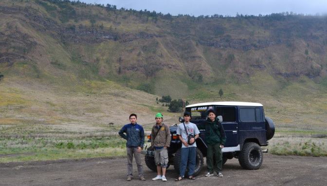 Di depan jeep