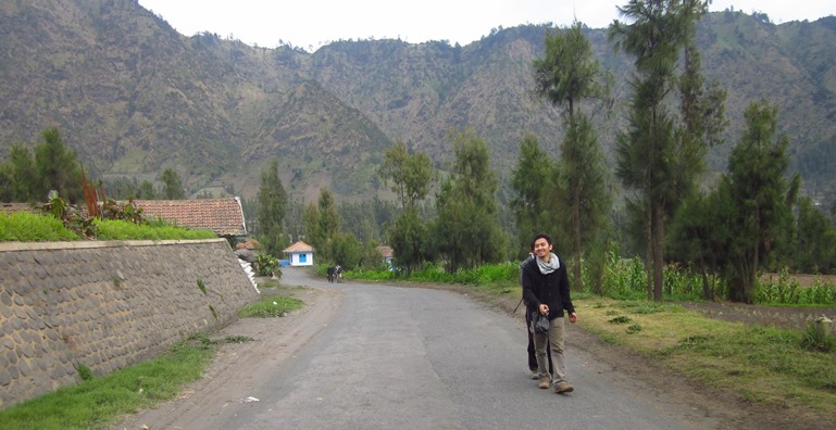 Melalui jalanan beraspal