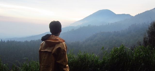 Memandang ke puncak Semeru