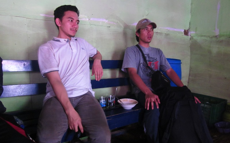 Makan siang di warung