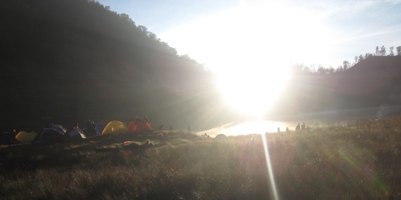 Matahari menembus celah antara dua bukit