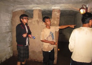 Bersama guide di ruang bawah tanah
