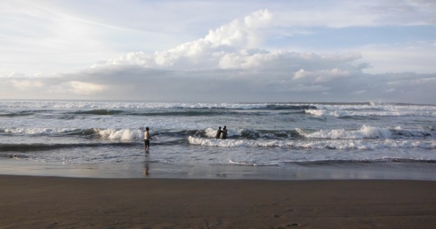 Anak-anak bermain ombak