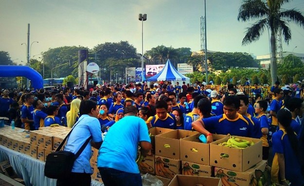 Pembagian air mineral dan pisang