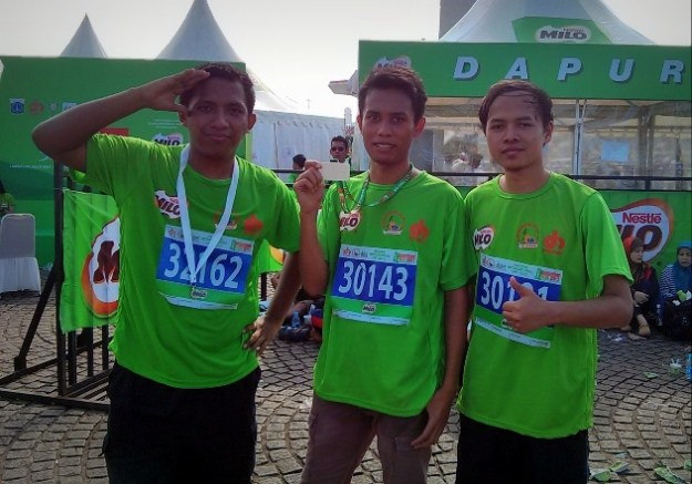 Narsis bersama setelah finish (Khairul pegang medali finisher)