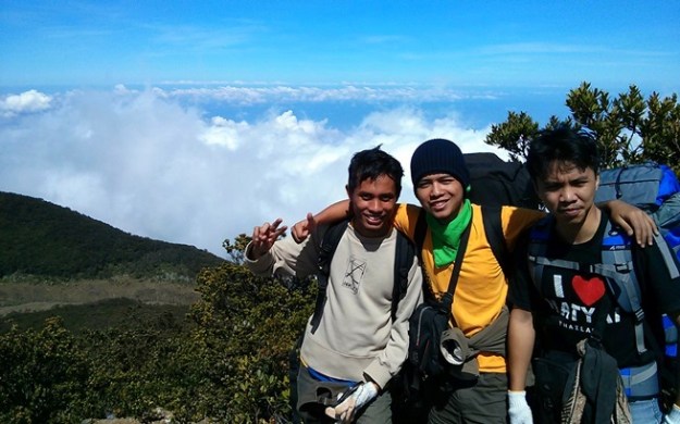 Di atas awan