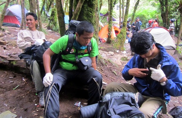 Istirahat di Kandang Badak