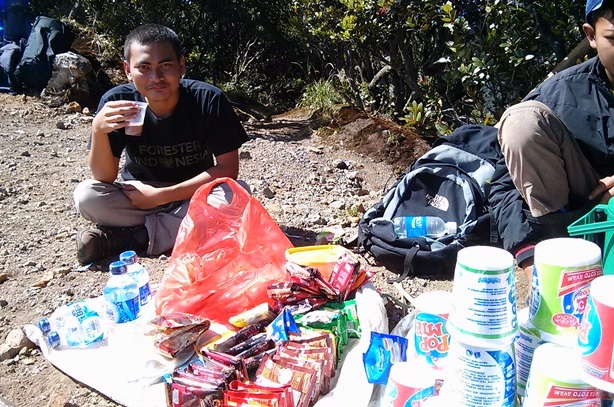 Kuncoro dan sachet-sachet minuman