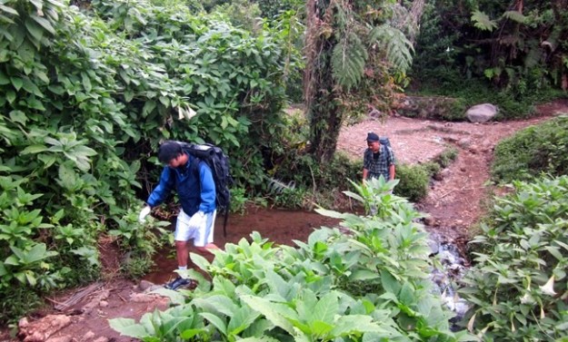 Menyeberangi kali kecil