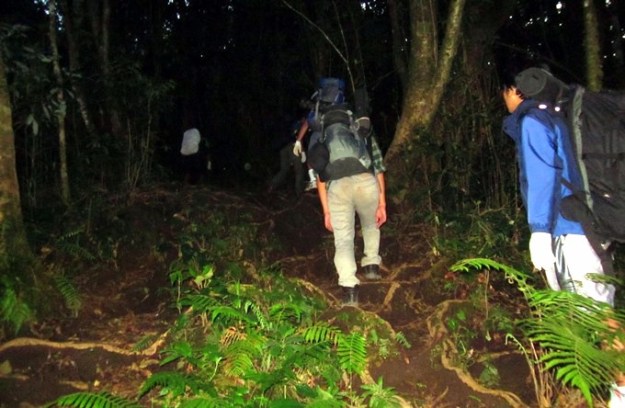 Mendaki di kala gelap
