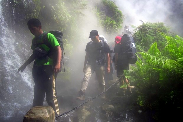 Menyeberangi sungai air panas