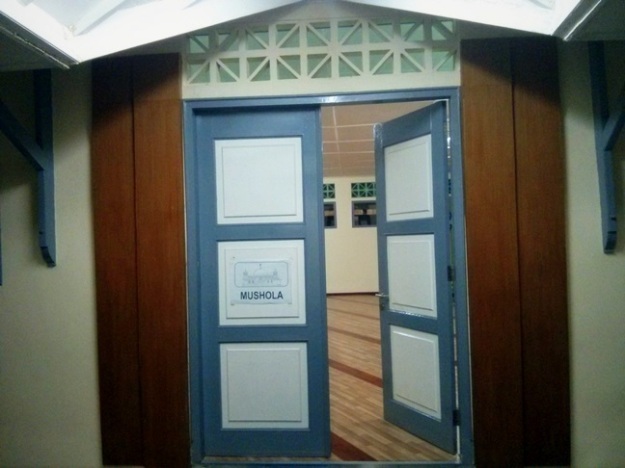 Pintu masuk mushola pusat ITB Jatinangor