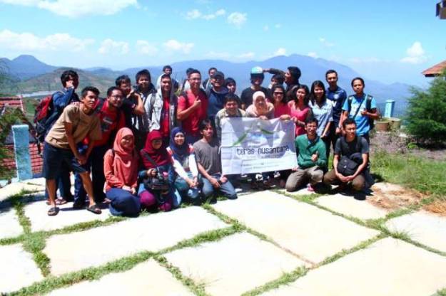 Di Puncak Darajat menjelang pulang (photo by Teras Nusantara)