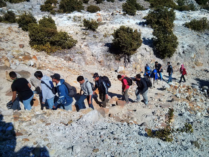 Melalui jalan berbatu