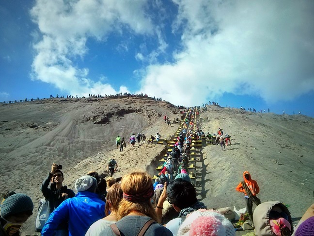 Tangga menuju kawah Bromo