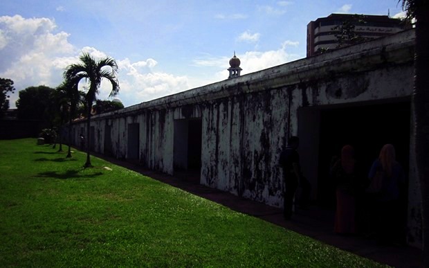 Ruangan semacam bunker di Fort Cornwallis