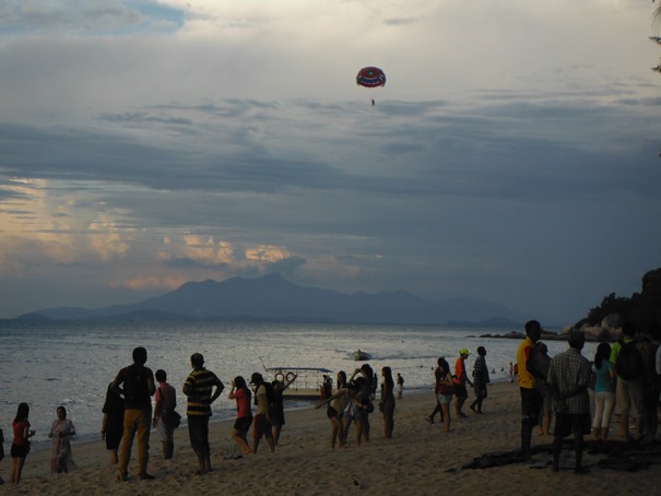 Keramaian di Batu Ferringhi menjelang senja