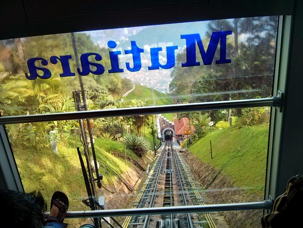 View rel ke bawah dari dalam kereta