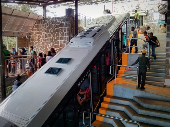 Kereta tiba di stasiun puncak