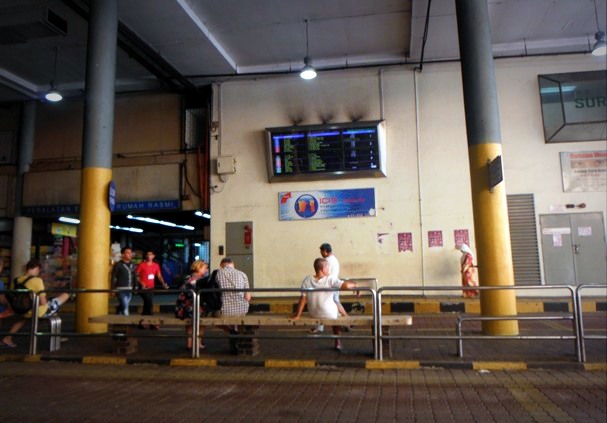 Papan informasi posisi bus terdekat