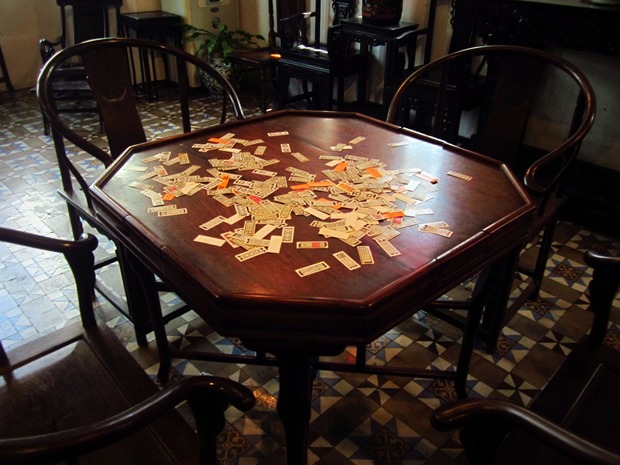 Meja tempat bermain kartu