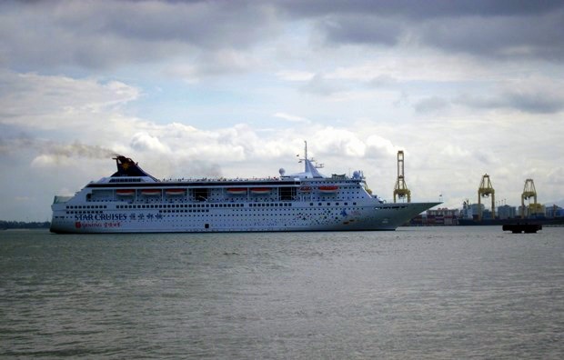 Kapal pesiar Star Cruises yang mau merapat