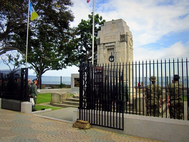 Tentara British upacara di tugu memorial Esplanade