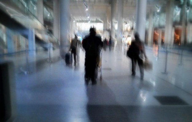 Keluar terminal kedatangan