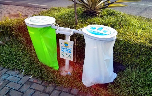 Tempat sampah dari kantong keresek berbahan tapioka