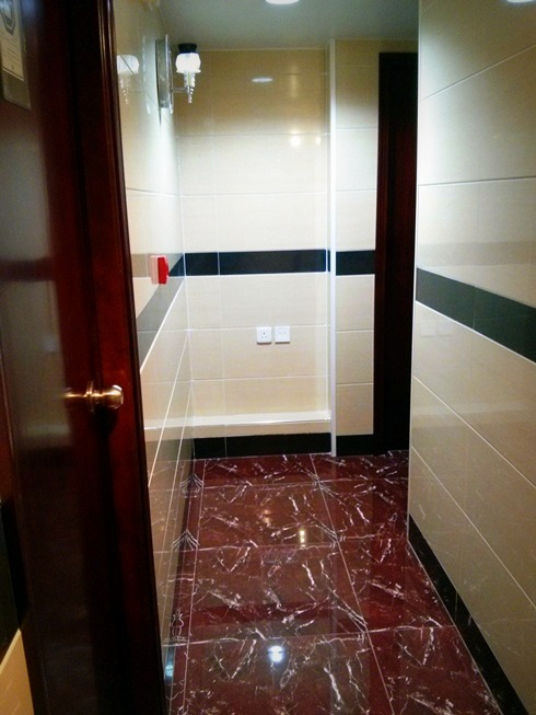 Lorong menuju kamar-kamar